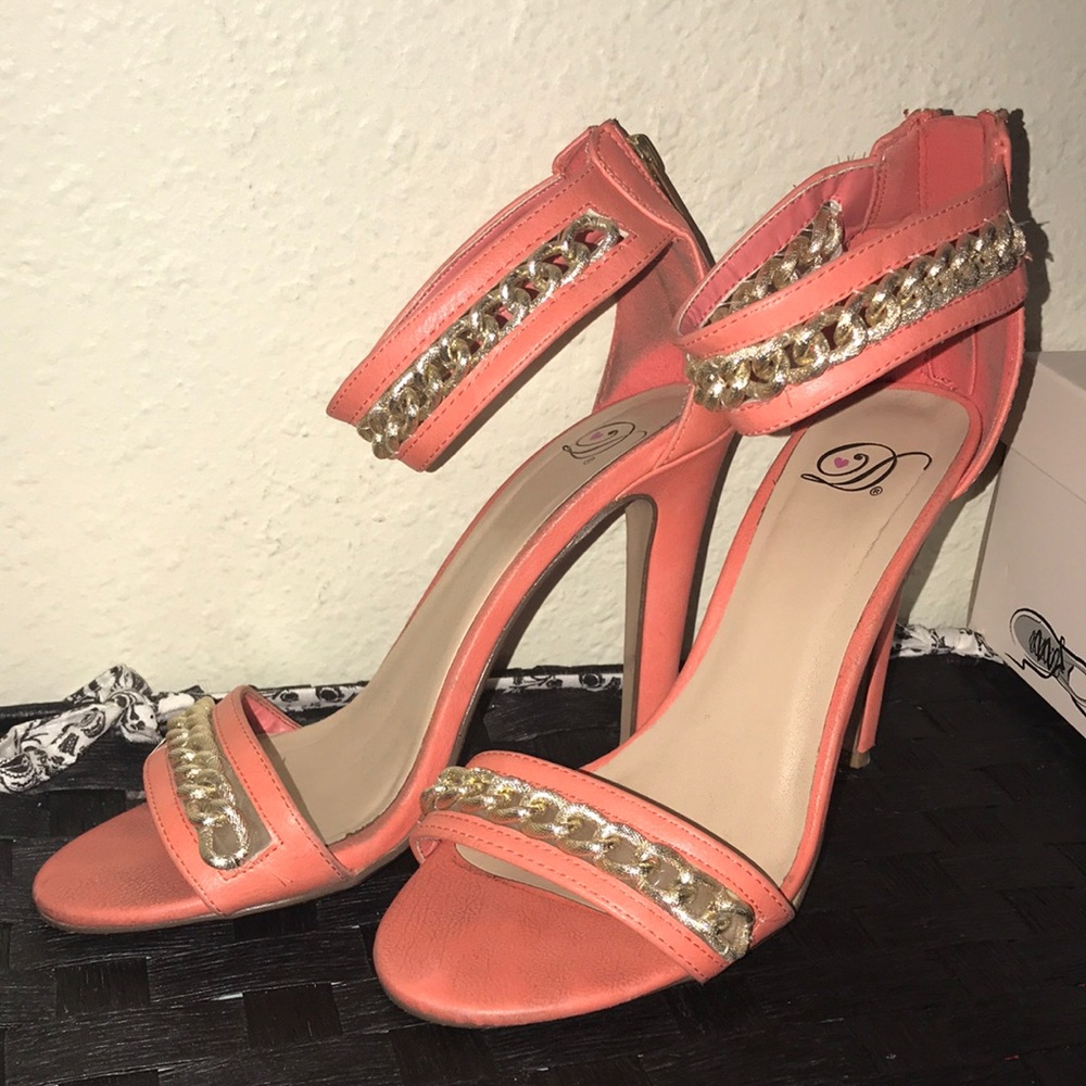 Cute chain pumps